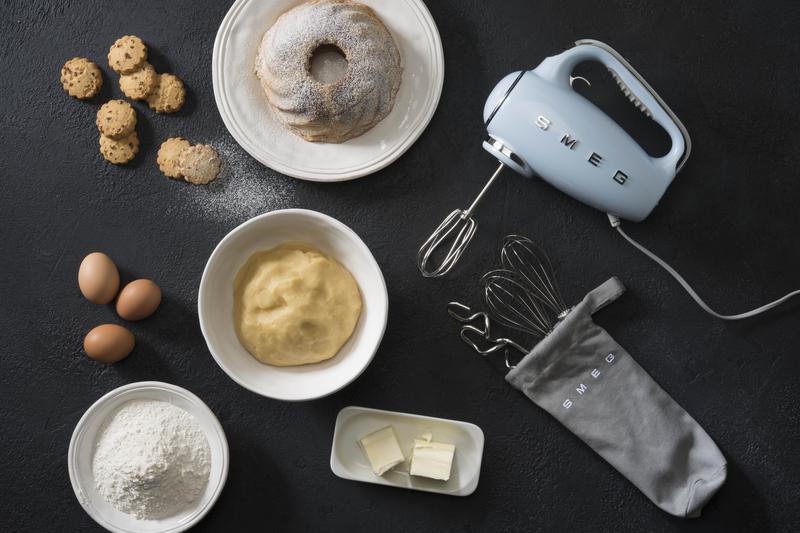 SMEG HMF01PBUK 50s Style Hand Mixer Pastel Blue – image 7 of 9