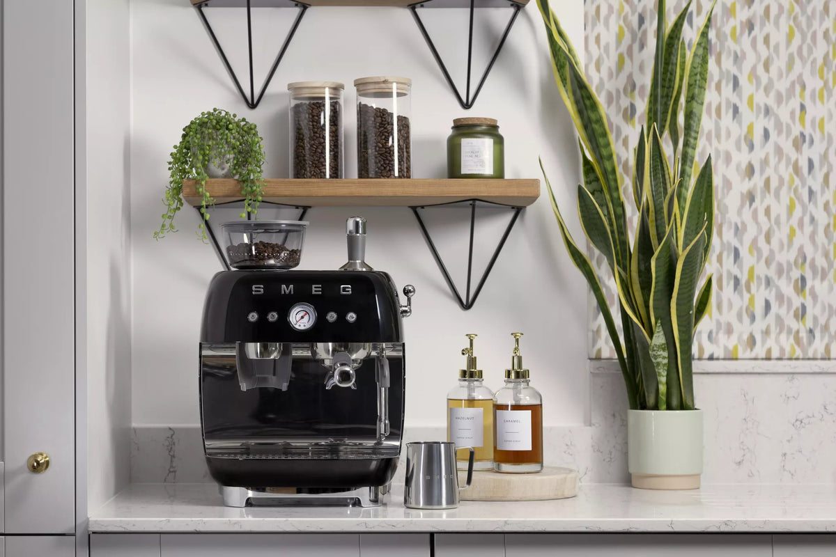 Smeg EGF03BLUK Retro Espresso Coffee Machine with Grinder in Black – image 6 of 9