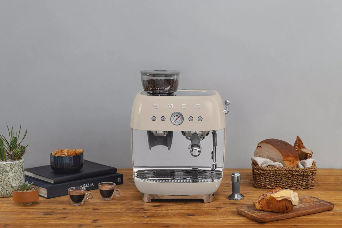 Smeg EGF03CRUK Retro Espresso Coffee Machine with Grinder in Cream – image 7 of 8