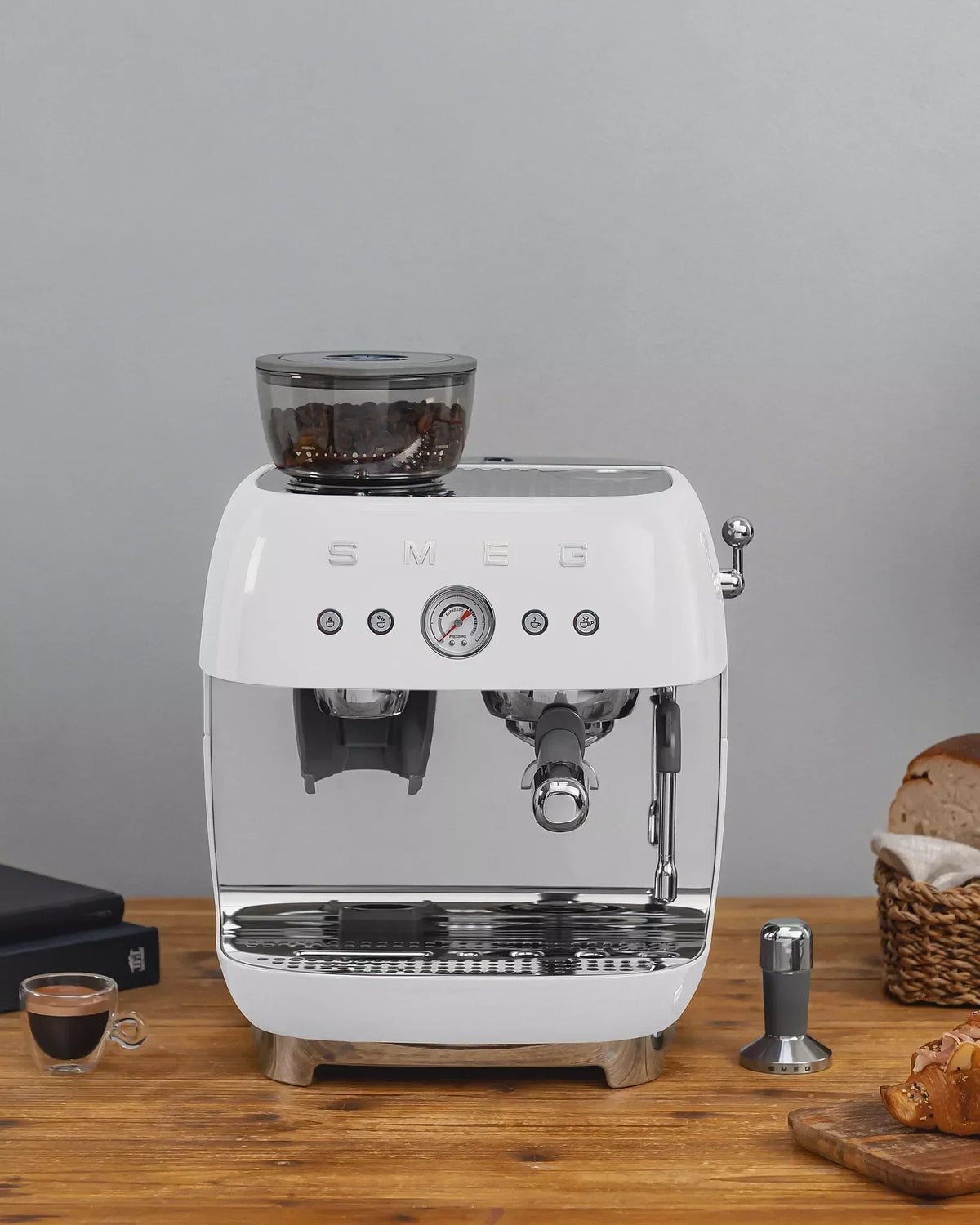 Smeg EGF03WHUK Retro Espresso Coffee Machine with Grinder in White – image 8 of 9